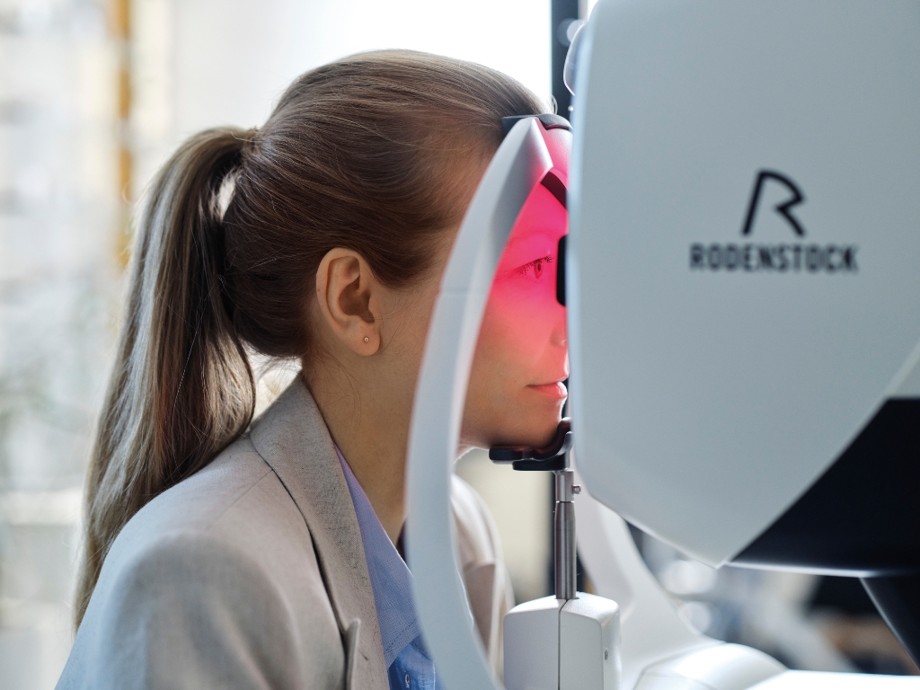 Femeie purtând ochelari cu lentile individualizate Rodenstock